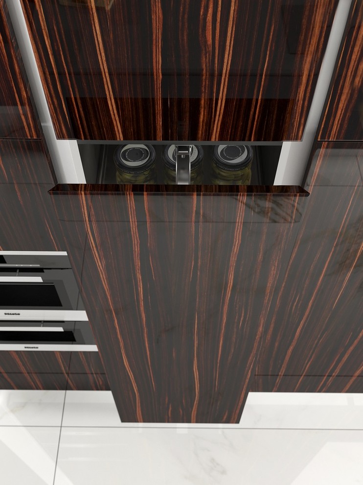 Exemple d'une grande cuisine ouverte linéaire tendance en bois brun avec un évier 2 bacs, un placard à porte vitrée, plan de travail en marbre, une crédence multicolore, une crédence miroir, un électroménager en acier inoxydable, un sol en marbre et îlot.