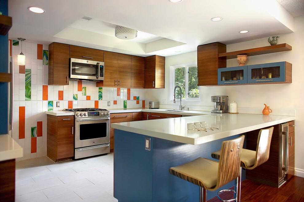 Example of a mid-century modern kitchen design in Los Angeles
