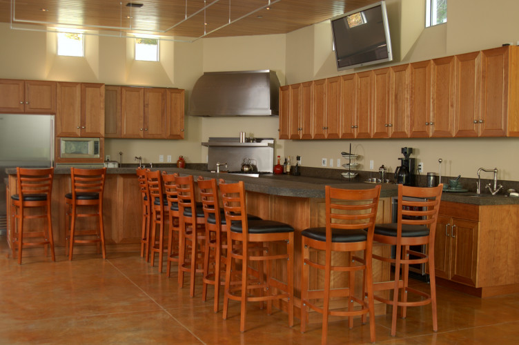 サンディエゴにあるお手頃価格の広いトランジショナルスタイルのおしゃれなキッチン (落し込みパネル扉のキャビネット、淡色木目調キャビネット、コンクリートカウンター、シルバーの調理設備、コンクリートの床、茶色い床) の写真