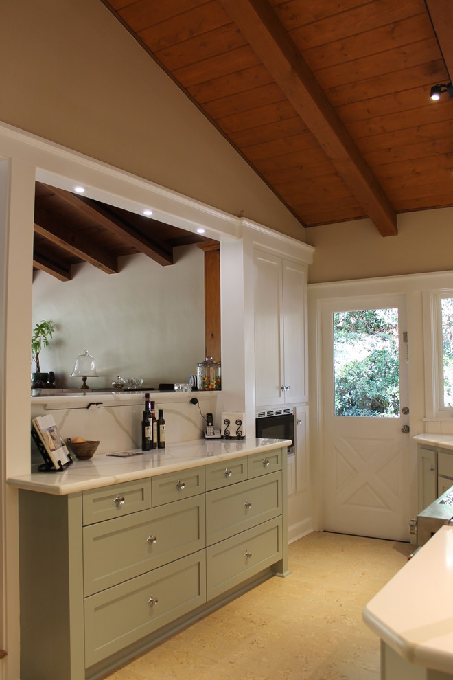 Idéer för att renovera ett mellanstort retro vit vitt kök, med en undermonterad diskho, skåp i shakerstil, gröna skåp, bänkskiva i kvarts, vitt stänkskydd, stänkskydd i keramik, rostfria vitvaror, korkgolv och beiget golv
