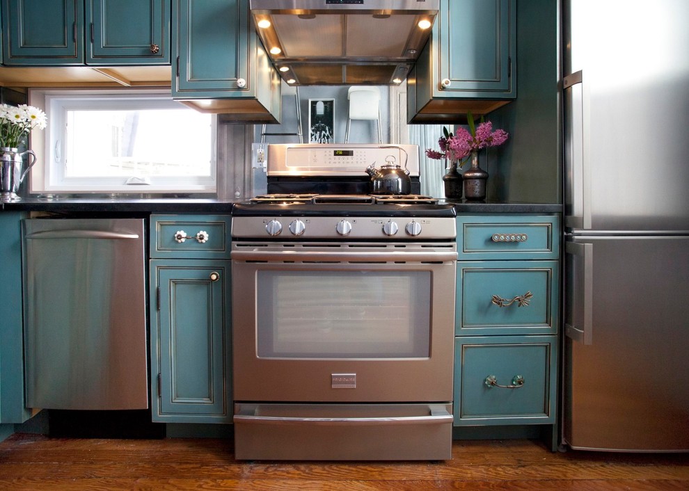 Kitchen - eclectic kitchen idea in New York