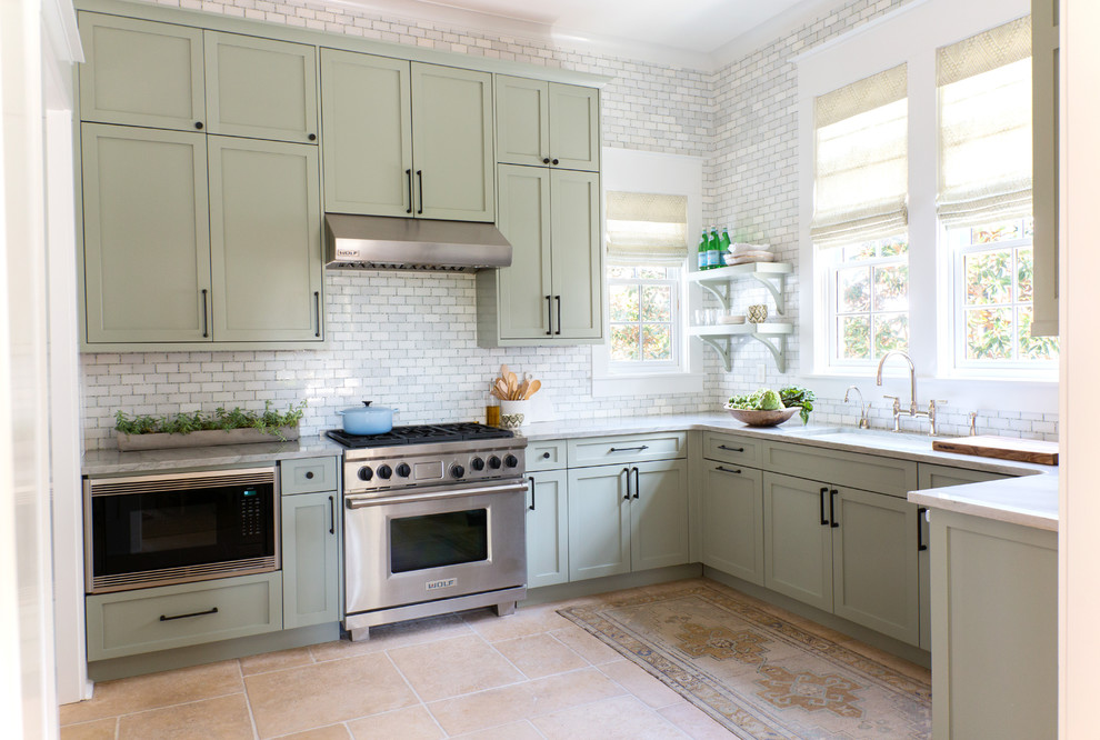 Foto på ett vintage kök, med en undermonterad diskho, skåp i shakerstil, gröna skåp, grått stänkskydd, rostfria vitvaror, travertin golv och beiget golv