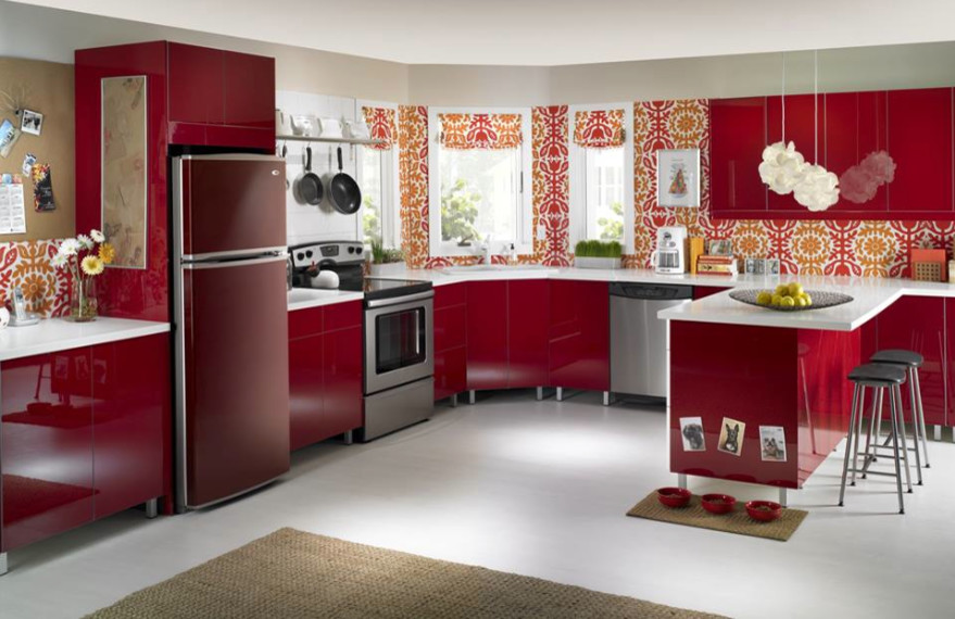 Modelo de cocinas en U moderno de tamaño medio con puertas de armario rojas, suelo de mármol, una isla, salpicadero multicolor y electrodomésticos de acero inoxidable