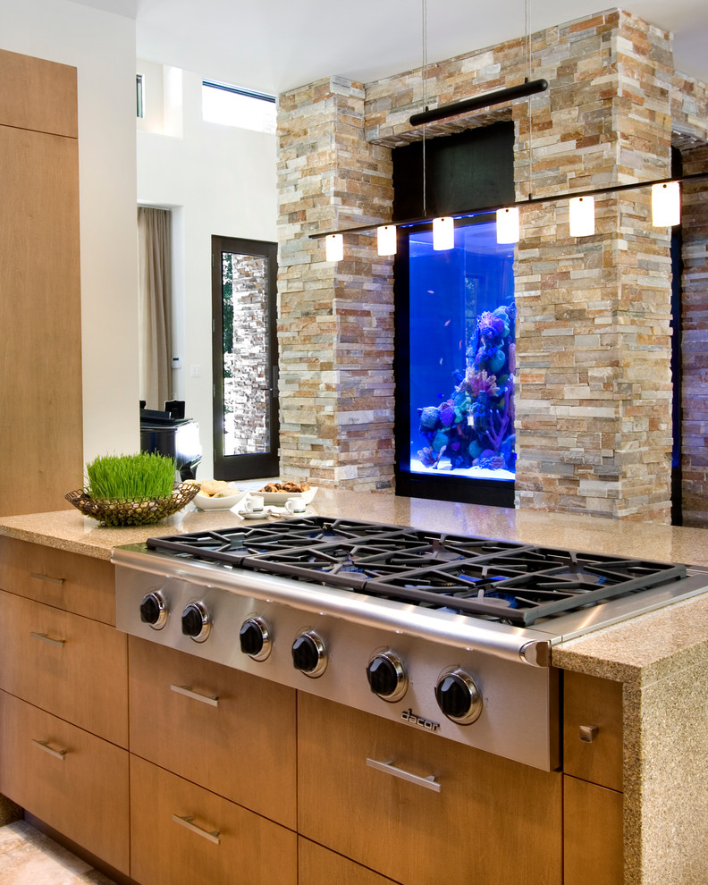 Moderne Küche mit hellen Holzschränken, Küchengeräten aus Edelstahl und Kücheninsel in Orlando