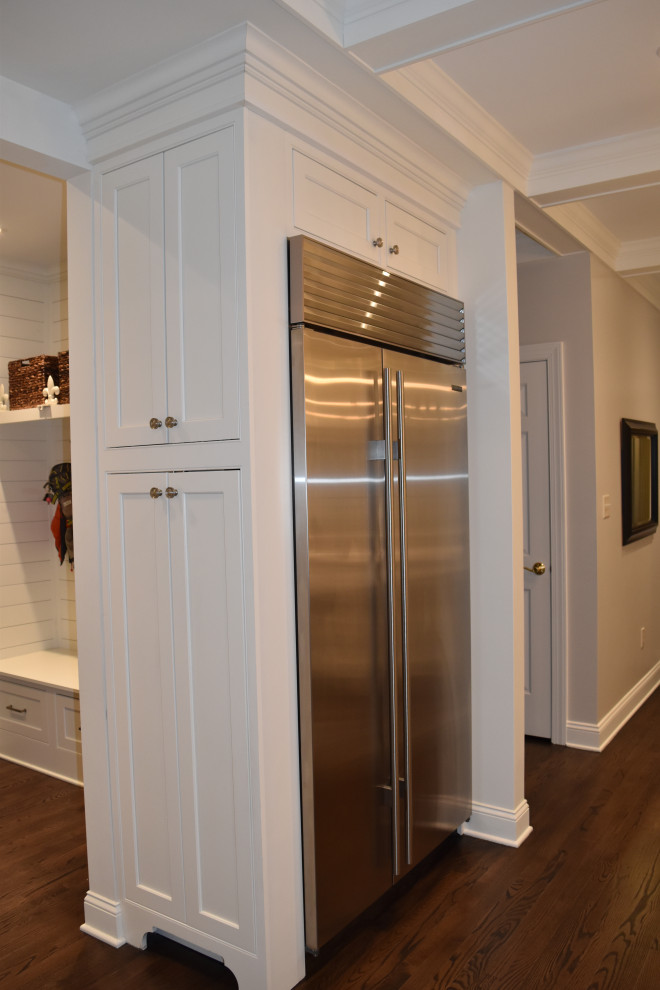 Exempel på ett mycket stort klassiskt vit linjärt vitt kök och matrum, med en rustik diskho, luckor med profilerade fronter, vita skåp, bänkskiva i kvartsit, vitt stänkskydd, stänkskydd i porslinskakel, rostfria vitvaror, mörkt trägolv, en köksö och brunt golv