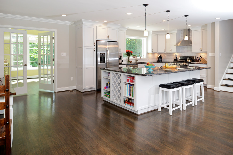 Foto di una cucina minimalista di medie dimensioni con ante lisce, ante bianche, top in zinco, paraspruzzi bianco, elettrodomestici in acciaio inossidabile, pavimento marrone e top nero