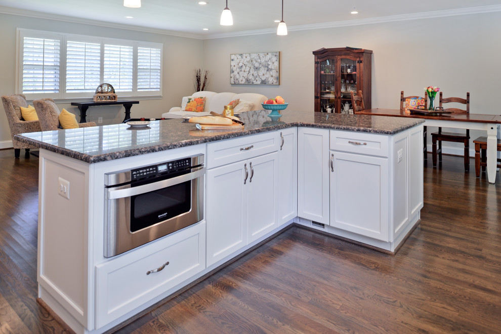 Esempio di una cucina moderna di medie dimensioni con ante lisce, ante bianche, top in zinco, paraspruzzi bianco, elettrodomestici in acciaio inossidabile, pavimento marrone e top nero