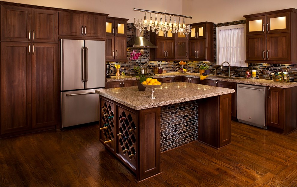 Modern inredning av ett stort flerfärgad flerfärgat kök, med en undermonterad diskho, skåp i shakerstil, skåp i mörkt trä, granitbänkskiva, flerfärgad stänkskydd, stänkskydd i stickkakel, rostfria vitvaror, mellanmörkt trägolv, en köksö och brunt golv