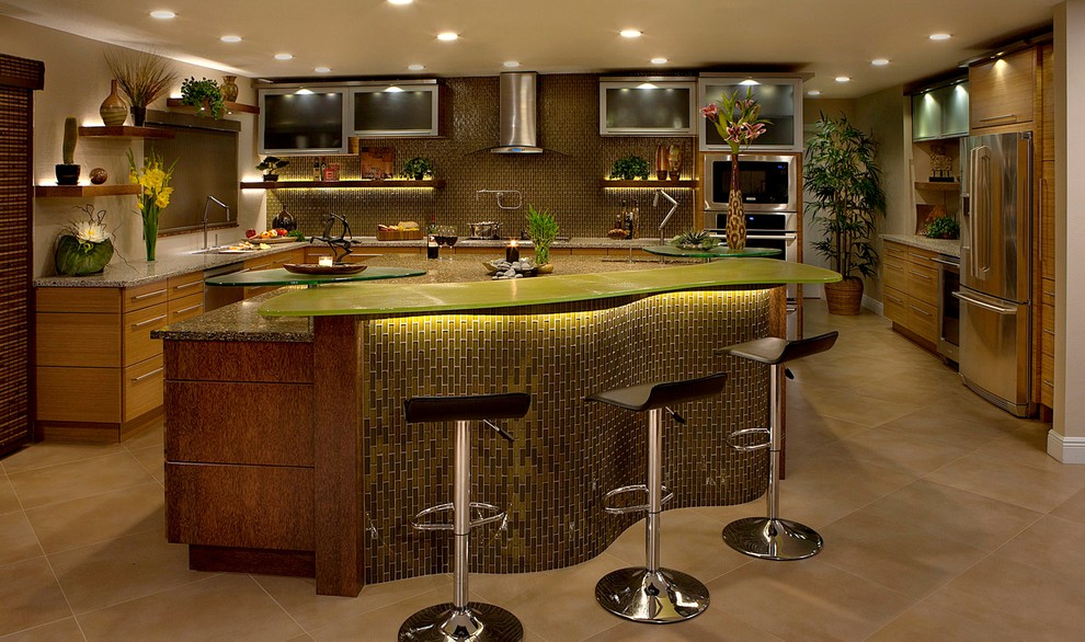 タンパにあるエクレクティックスタイルのおしゃれなキッチン (ガラス扉のキャビネット、再生ガラスカウンター、緑のキッチンパネル、シルバーの調理設備) の写真