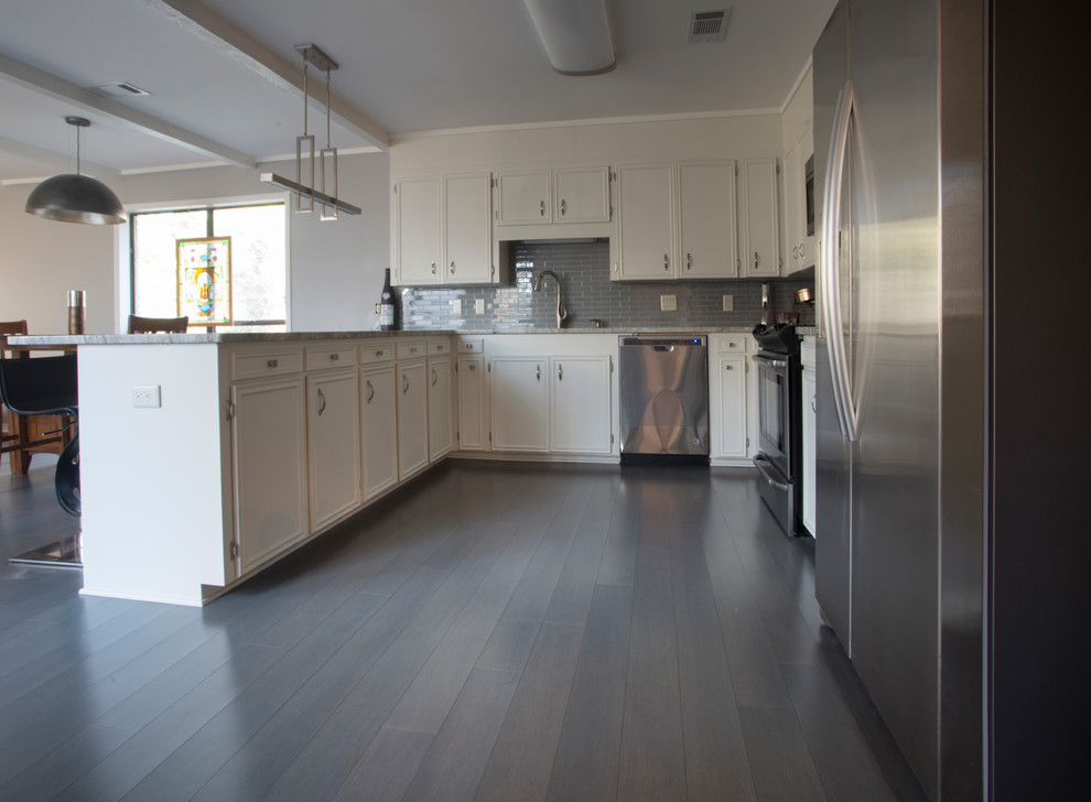 Idee per una cucina minimal con pavimento in bambù e pavimento grigio