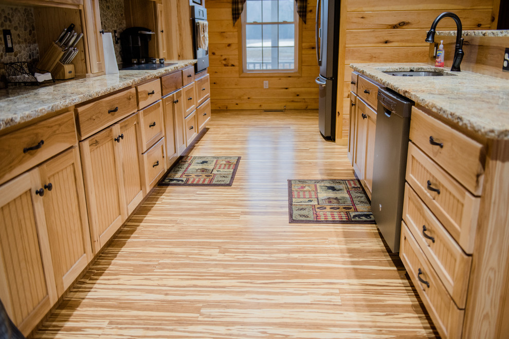 Immagine di una cucina stile rurale con pavimento in bambù e pavimento multicolore