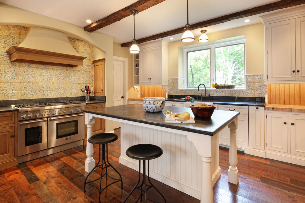 Idéer för att renovera ett vintage kök, med en rustik diskho och rostfria vitvaror