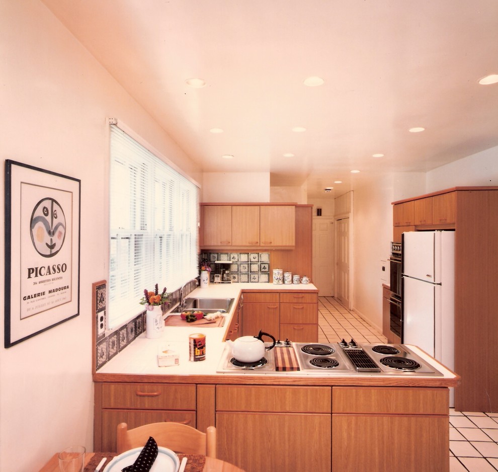Foto di una cucina moderna con lavello a tripla vasca, ante in stile shaker, ante in legno scuro, top in laminato, paraspruzzi multicolore, paraspruzzi con piastrelle in ceramica e elettrodomestici in acciaio inossidabile