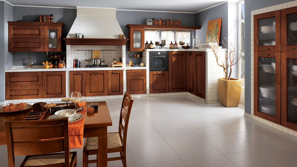 Bild på ett avskilt, mellanstort vintage l-kök, med en undermonterad diskho, skåp i shakerstil, skåp i mörkt trä, granitbänkskiva, linoleumgolv, en köksö och beiget golv