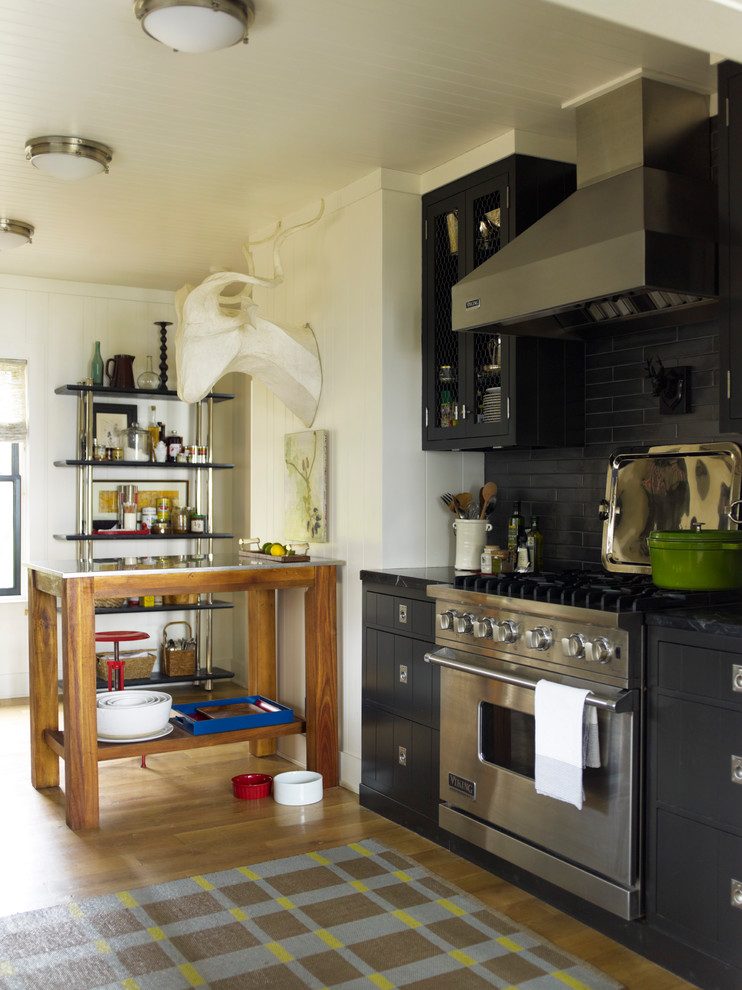 Стильный дизайн: кухня в современном стиле с плоскими фасадами, серыми фасадами и черным фартуком - последний тренд
