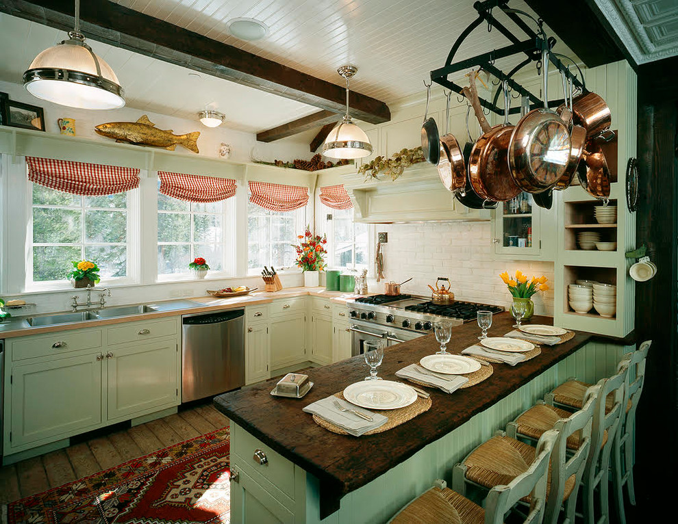 Idéer för att renovera ett stort lantligt brun brunt kök, med en nedsänkt diskho, luckor med infälld panel, blå skåp, träbänkskiva, vitt stänkskydd, stänkskydd i tegel, rostfria vitvaror, mellanmörkt trägolv, en halv köksö och brunt golv