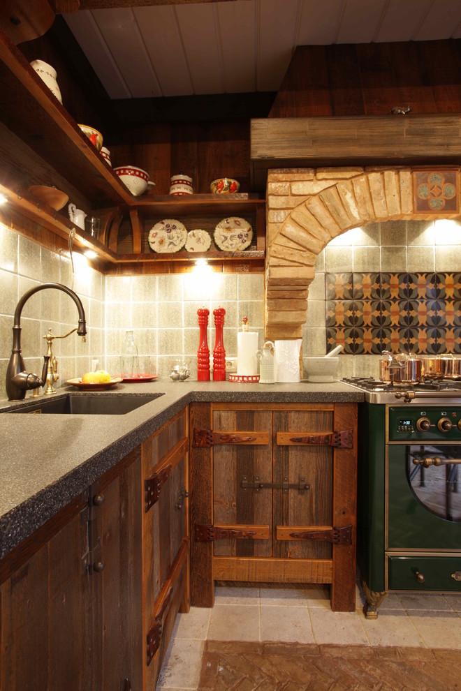 Geschlossene, Mittelgroße Rustikale Küche in L-Form mit Schränken im Used-Look, Rückwand aus Terrakottafliesen, bunten Elektrogeräten, Unterbauwaschbecken und Küchenrückwand in Beige in Moskau