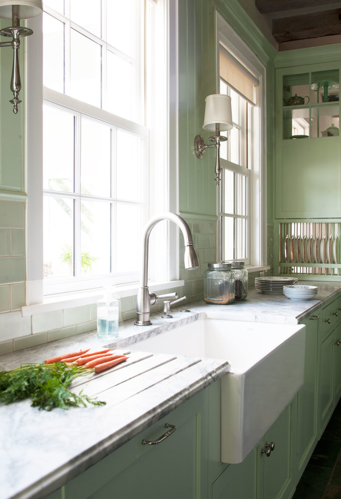 ワシントンD.C.にある中くらいなカントリー風のおしゃれなキッチン (エプロンフロントシンク、シェーカースタイル扉のキャビネット、緑のキャビネット、大理石カウンター、緑のキッチンパネル、セラミックタイルのキッチンパネル) の写真