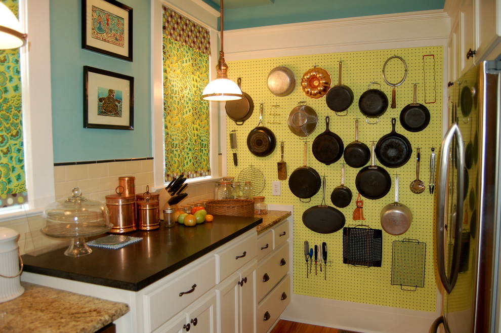 На фото: кухня в классическом стиле с фартуком из плитки кабанчик и гранитной столешницей