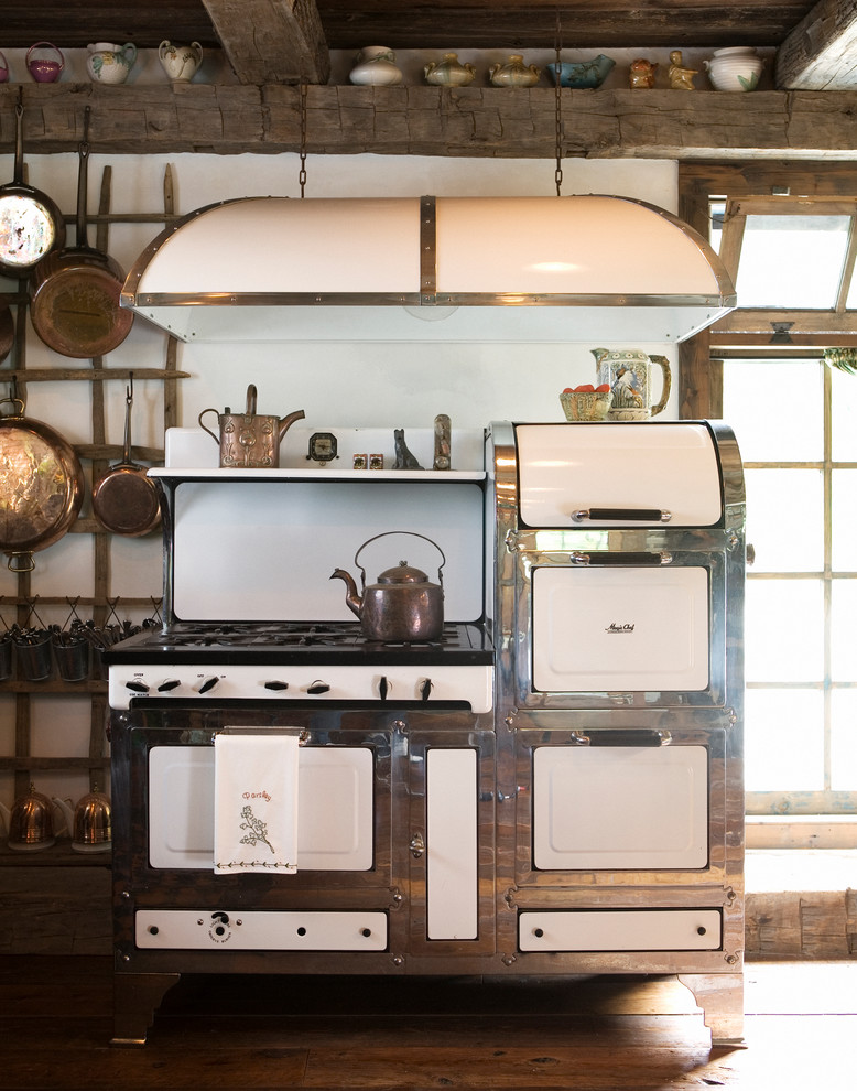 Rustikale Küche mit weißen Elektrogeräten und dunklem Holzboden in New York