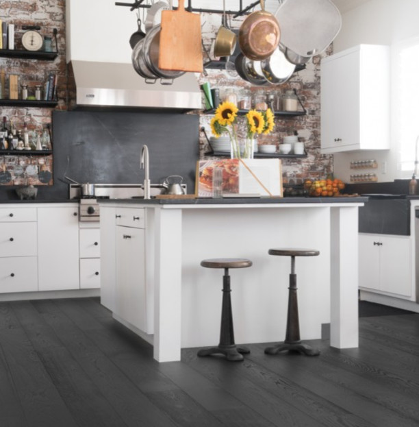 マイアミにある中くらいなコンテンポラリースタイルのおしゃれなキッチン (エプロンフロントシンク、フラットパネル扉のキャビネット、白いキャビネット、ソープストーンカウンター、茶色いキッチンパネル、レンガのキッチンパネル、濃色無垢フローリング、黒い床) の写真