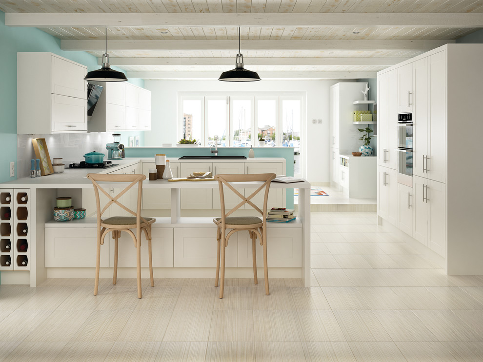 Moderne Wohnküche in U-Form mit Rückwand aus Porzellanfliesen in Sonstige