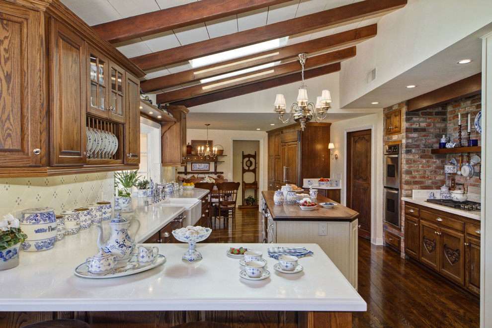 На фото: кухня в классическом стиле с деревянной столешницей