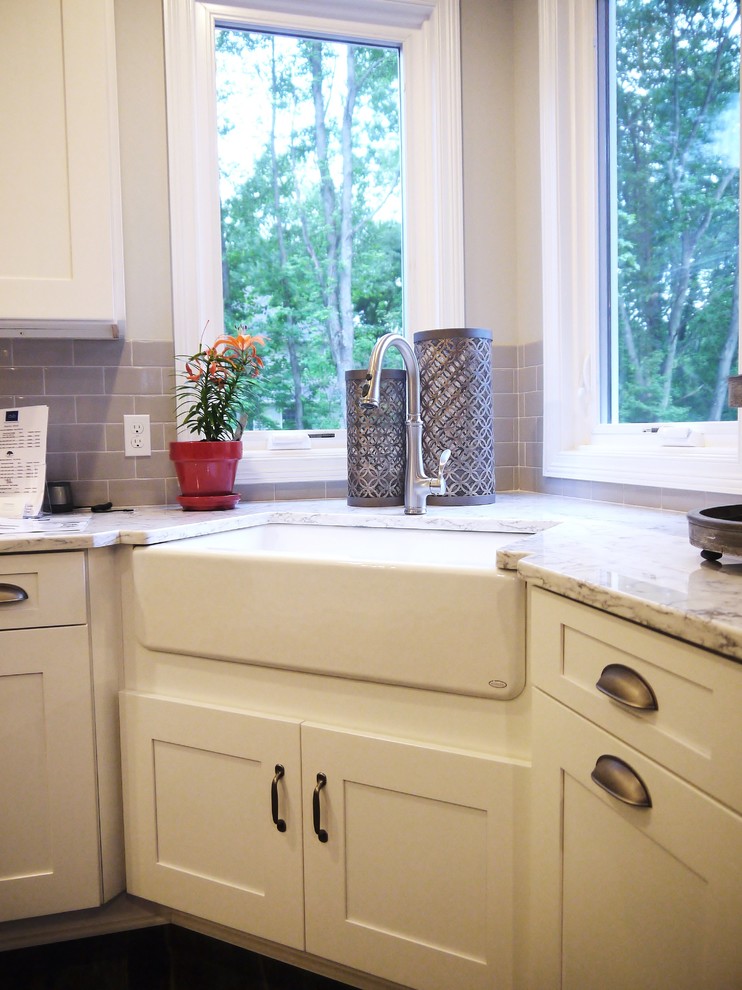 グランドラピッズにあるトランジショナルスタイルのおしゃれなキッチンの写真