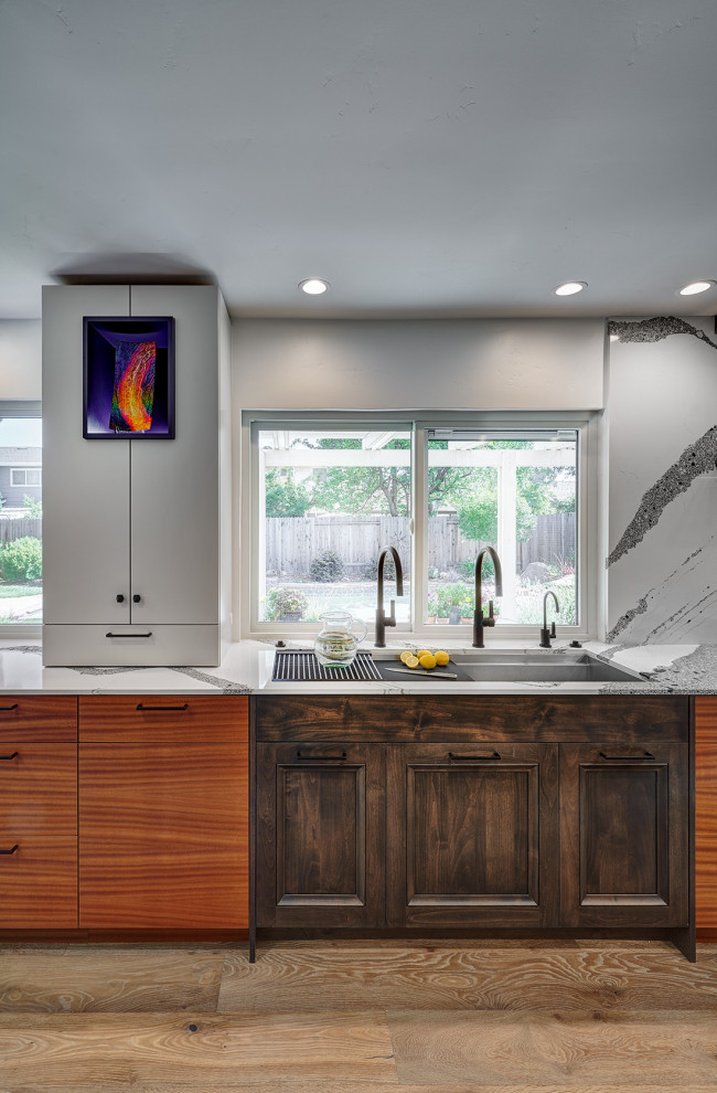 Exempel på ett stort klassiskt flerfärgad flerfärgat kök och matrum, med en undermonterad diskho, släta luckor, skåp i mellenmörkt trä, bänkskiva i kvarts, flerfärgad stänkskydd, rostfria vitvaror, ljust trägolv, en halv köksö och flerfärgat golv