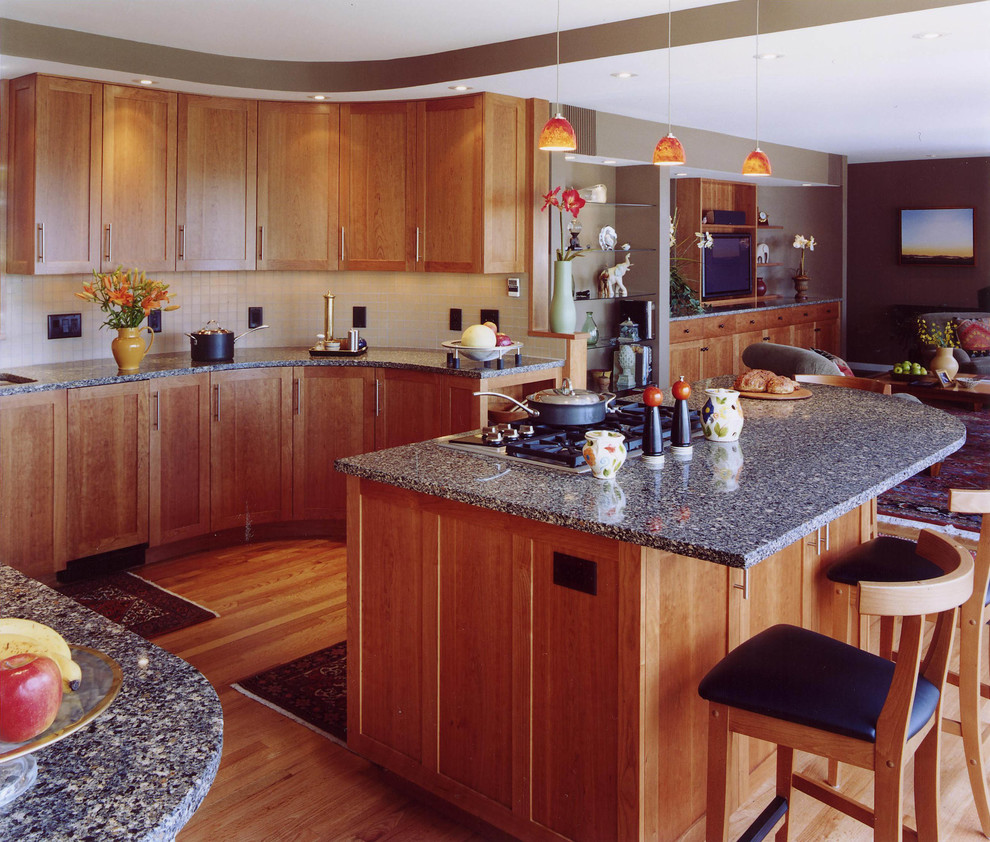 Klassische Küche in U-Form mit Schrankfronten im Shaker-Stil, hellen Holzschränken, Küchenrückwand in Weiß, Rückwand aus Porzellanfliesen, hellem Holzboden und Kücheninsel in Boston