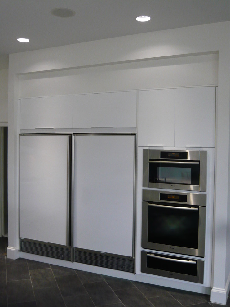 This is an example of a contemporary kitchen in Richmond.