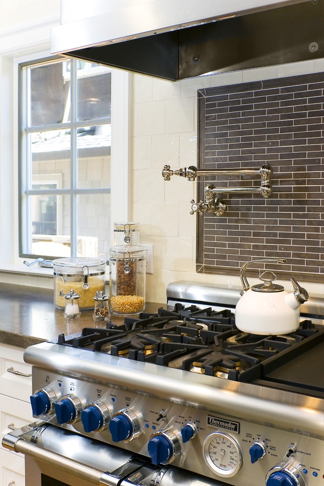 Moderne Küche mit weißen Schränken, Küchenrückwand in Braun und Küchengeräten aus Edelstahl in San Francisco