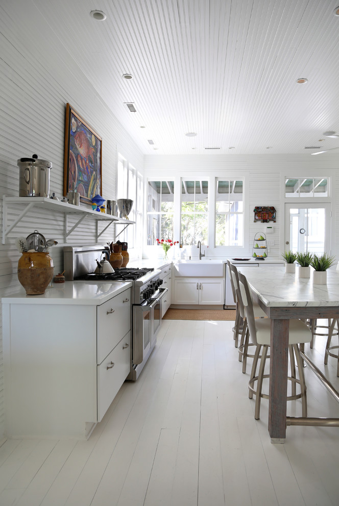 На фото: кухня в морском стиле с с полувстраиваемой мойкой (с передним бортиком), деревянным полом и белым полом