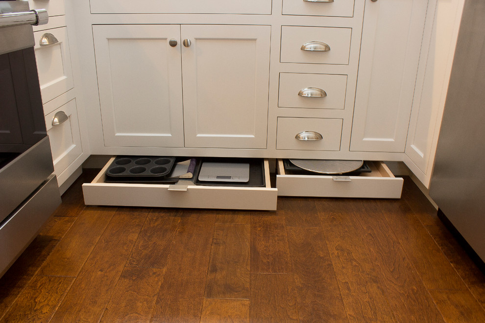 Transitional home design photo in Raleigh