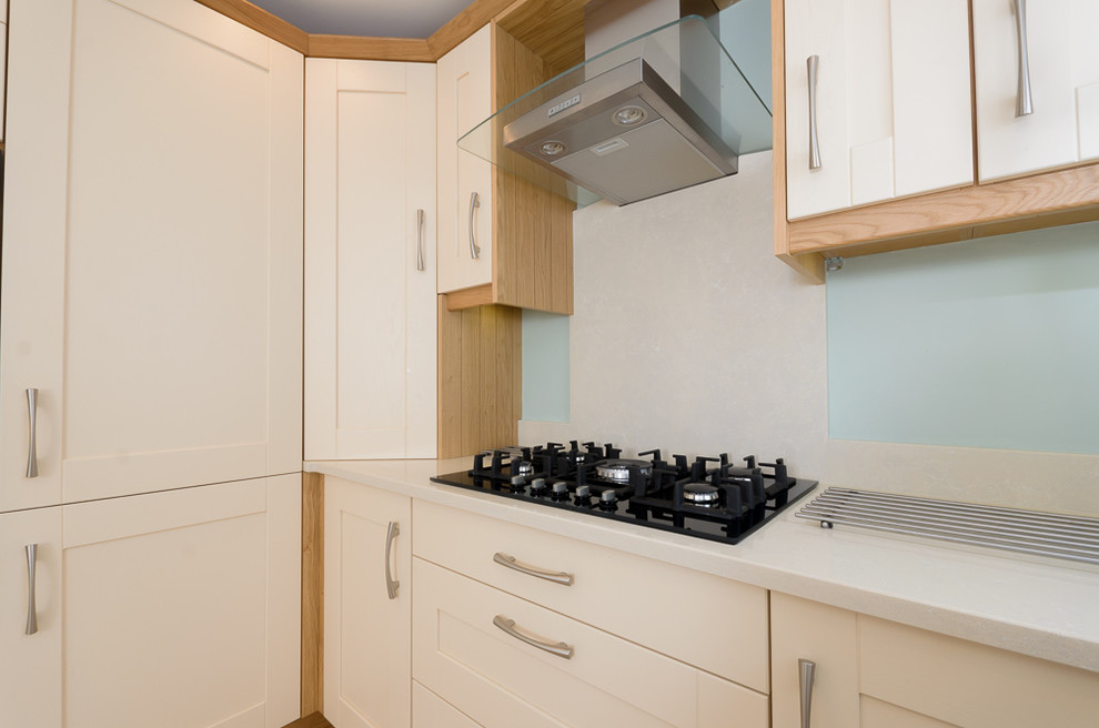 Modelo de cocinas en U minimalista pequeño cerrado con fregadero bajoencimera, encimera de cuarzo compacto, electrodomésticos con paneles y península
