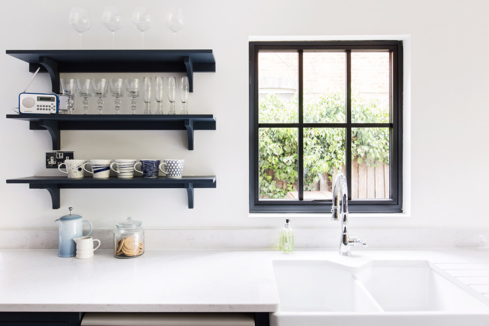 Exempel på ett mellanstort industriellt vit vitt kök, med en rustik diskho, skåp i shakerstil, blå skåp, bänkskiva i kvartsit, vitt stänkskydd, stänkskydd i tegel, rostfria vitvaror, mellanmörkt trägolv och brunt golv