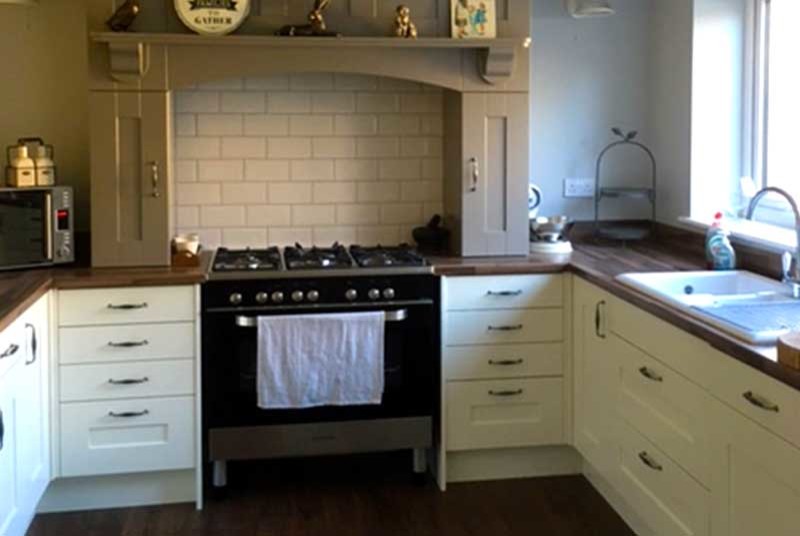 Пример оригинального дизайна: п-образная кухня среднего размера в стиле неоклассика (современная классика) с обеденным столом, фасадами в стиле шейкер и белыми фасадами без острова