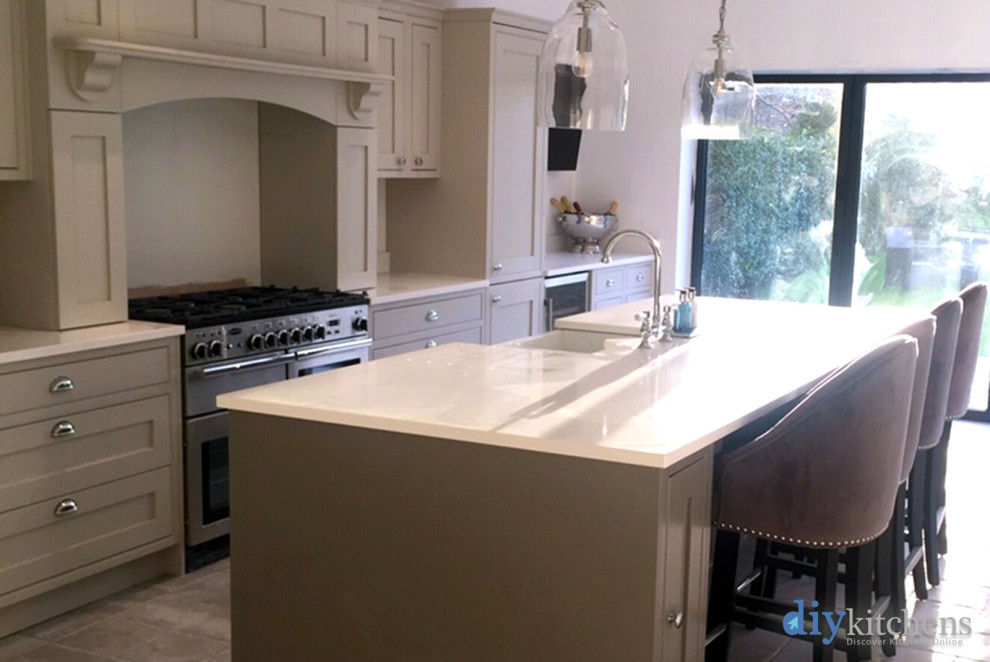 Immagine di una grande cucina chic con ante in stile shaker, ante beige, top in quarzite e top bianco