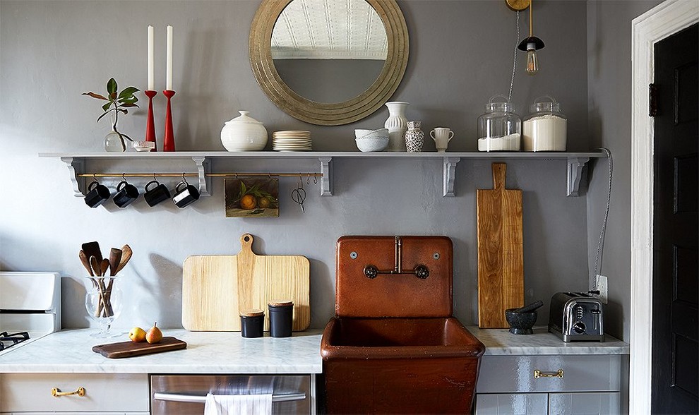 Idéer för avskilda, mellanstora rustika linjära kök, med en rustik diskho, luckor med infälld panel, grå skåp, marmorbänkskiva, grått stänkskydd, rostfria vitvaror och målat trägolv