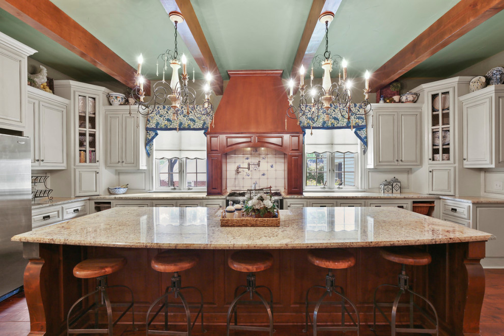 Offene, Geräumige Küche in U-Form mit profilierten Schrankfronten, Granit-Arbeitsplatte, Rückwand aus Holz, Kücheninsel und beiger Arbeitsplatte in Dallas