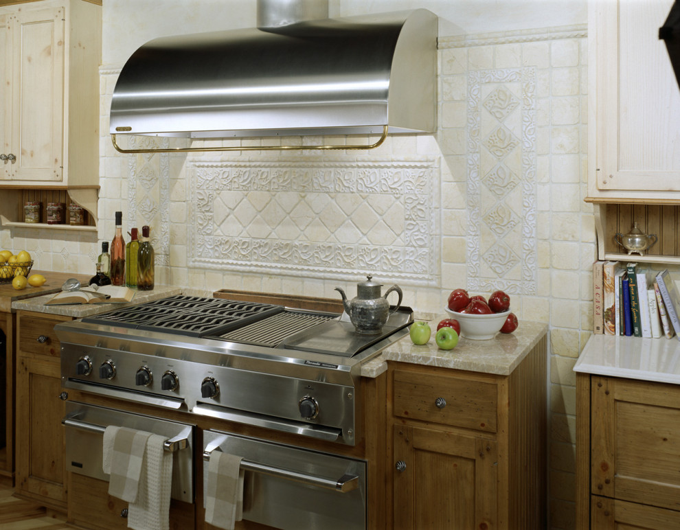 На фото: кухня в стиле неоклассика (современная классика) с фартуком из керамической плитки