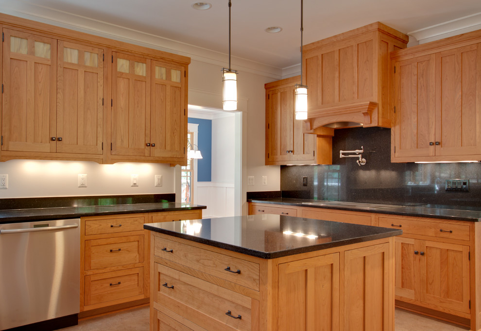 Foto på ett amerikanskt kök, med skåp i shakerstil, skåp i mellenmörkt trä, bänkskiva i kvarts, svart stänkskydd, stänkskydd i sten, rostfria vitvaror, korkgolv och en köksö