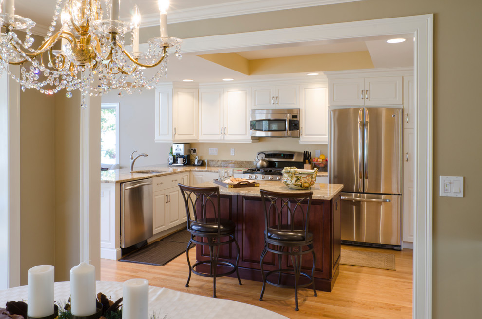 Example of a classic kitchen design in Boston