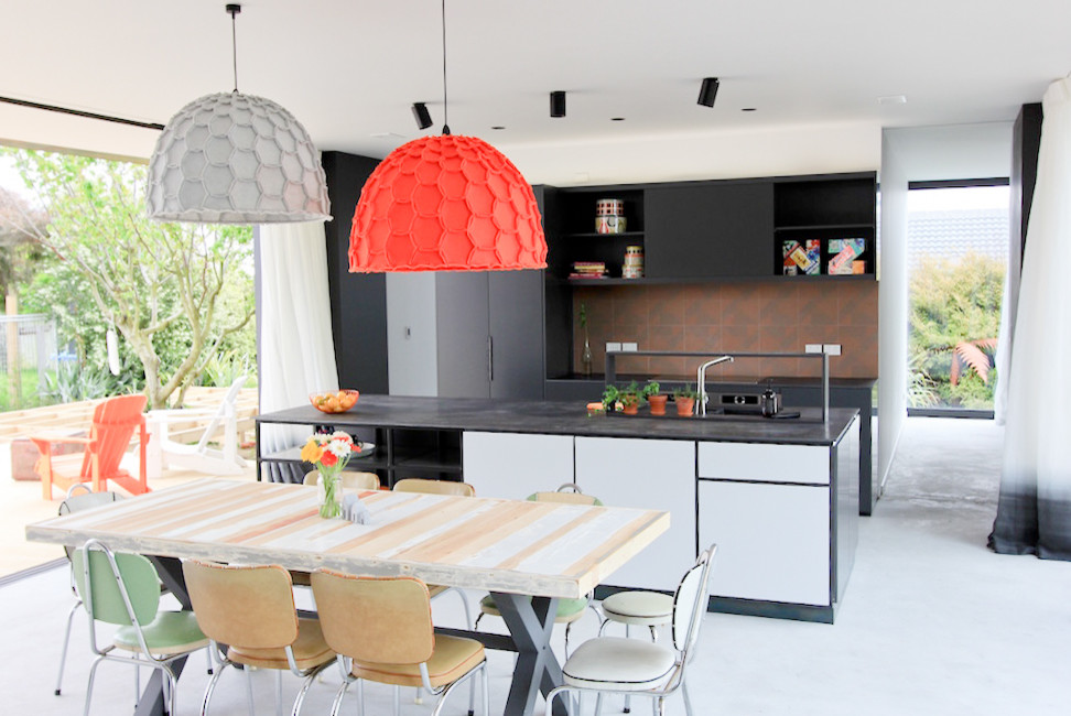 Immagine di una cucina minimal con lavello a doppia vasca, ante lisce, ante nere, paraspruzzi marrone e pavimento grigio