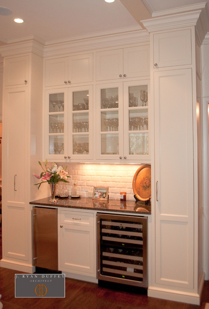 Foto de cocina clásica renovada con armarios estilo shaker, puertas de armario blancas, salpicadero multicolor y electrodomésticos con paneles