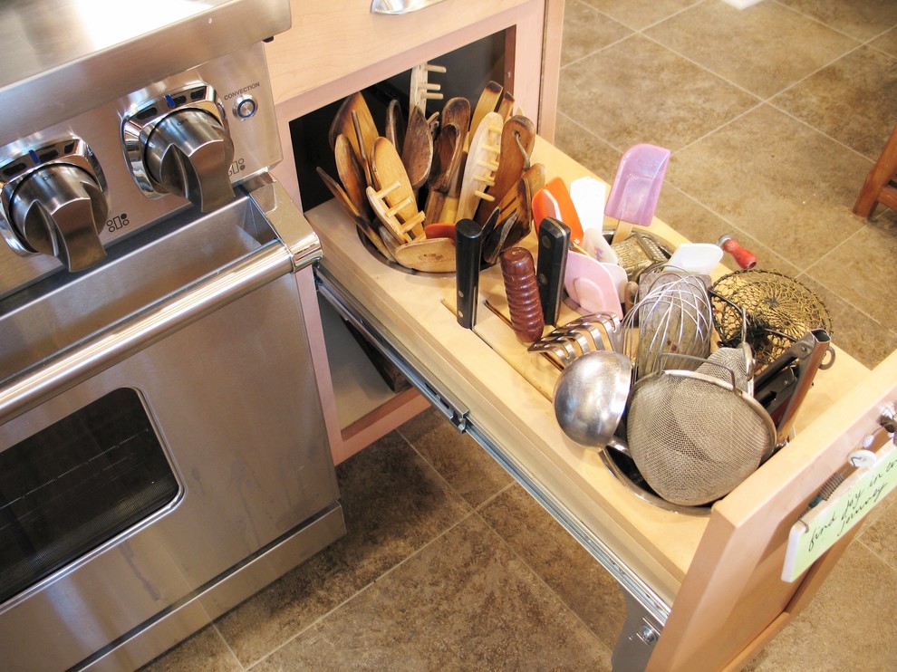 Inredning av ett amerikanskt mellanstort kök, med en rustik diskho, luckor med upphöjd panel, skåp i ljust trä, granitbänkskiva, vitt stänkskydd, stänkskydd i tunnelbanekakel, rostfria vitvaror, klinkergolv i keramik, en köksö och brunt golv