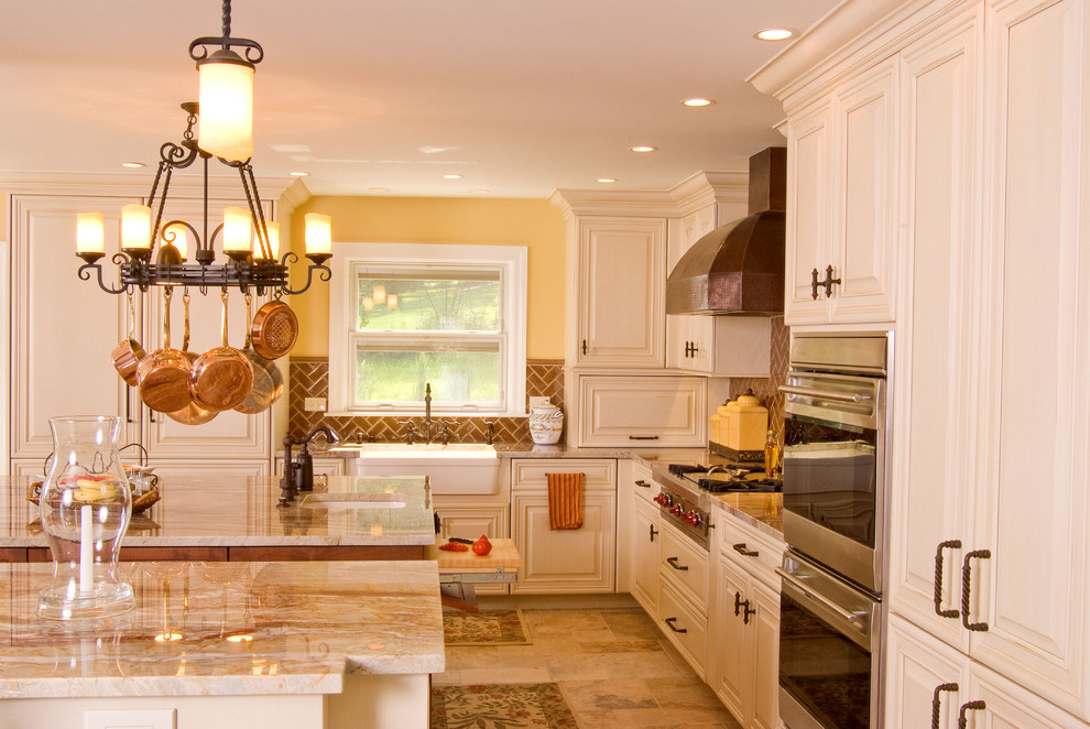 Ejemplo de cocina clásica con fregadero sobremueble, armarios con paneles con relieve, puertas de armario blancas y salpicadero marrón