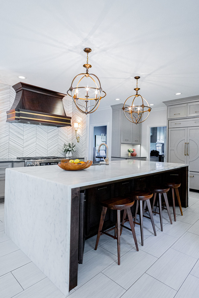 Klassisk inredning av ett stort flerfärgad flerfärgat u-kök, med en rustik diskho, grå skåp, marmorbänkskiva, grått stänkskydd, stänkskydd i marmor, rostfria vitvaror, klinkergolv i porslin, en köksö och grått golv