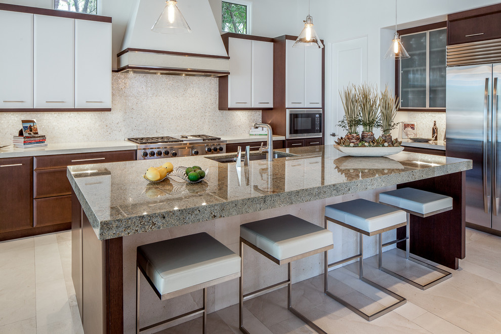 Moderne Küche mit Doppelwaschbecken, weißen Schränken, Küchenrückwand in Beige, Küchengeräten aus Edelstahl, Kücheninsel und beigem Boden in Miami