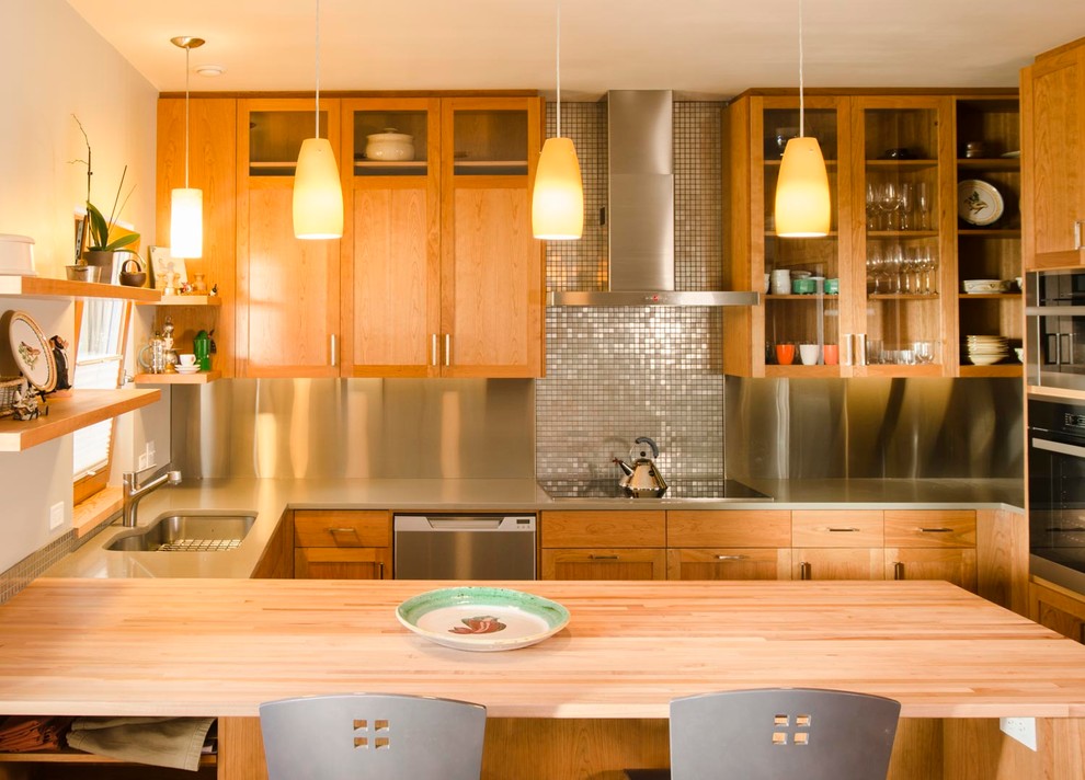 Idéer för att renovera ett mellanstort amerikanskt kök, med en enkel diskho, öppna hyllor, skåp i ljust trä, träbänkskiva, stänkskydd med metallisk yta, stänkskydd i mosaik, rostfria vitvaror och ljust trägolv